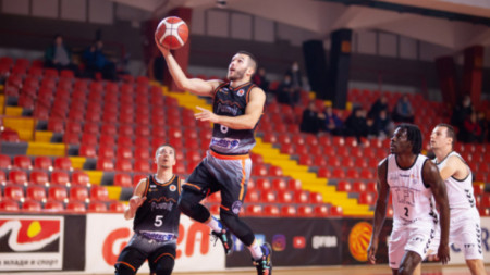 Отборът на Академик Пловдив загуби с 81 86 точки като домакин