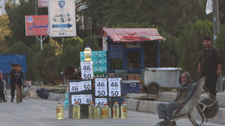 Продажба на бензин на улица в Кабул. Делегация на ООН обеща да не бъде спирана хуманитарната помощ за Афганистан.