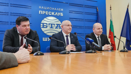 Шуменският народен представител Веселин Вешев (в средата).