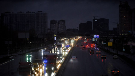 Само фарове на коли светят вечерно време в Киев заради въведения режим на тока в резултат на унижожени електростанции от руските удари, 3 ноември 2022 г.