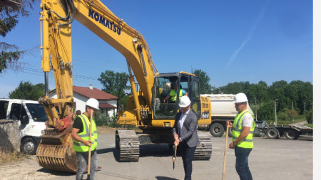 Община Добрич направи първа копка на проекта за етапното изграждане на битова канализация в кв. „Рилци“.