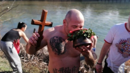 39 годишният Величко Матев извади кръста от река Вит край Плевен  Над