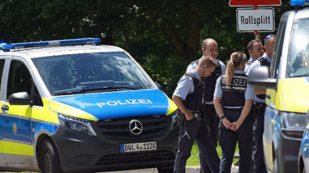 Полицейски служители край мястото на стрелбата в Албщад-Лаутлинген, Германия, 14 юли 2024 г.