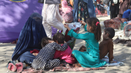 Афганистанци, напуснали домовете си заради боеве в в северните провинции Кундуз и Тахар, във временни убежища в Кабул.