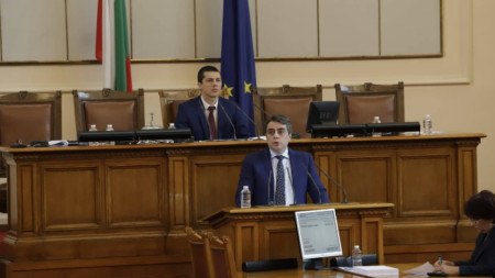Вицепремиерът Асен Василев в народното събрание - 21 юни 2022
