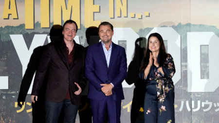 Куентин Тарантино, Леонардо ди Каприо и продуцентката Шенън Макинтош на японската премиера на филма 