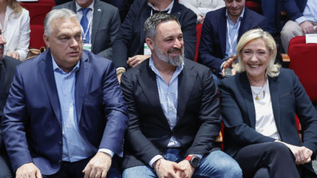 Отляво надясно - Виктор Орбан, Сантяго Абаскал, лидер на испанката партия 