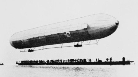 Първото издигане на първия цепелин LZ1 е на 2 юли 1900 година на брега на Боденското езеро.