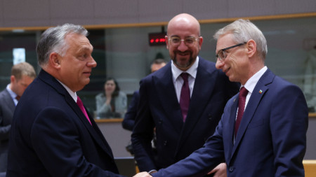 /sağdan sola/ Macaristan Başbakanı Viktor Orbán, AB Konseyi Başkanı Charles Michel ve Bulgaristan Başbakanı Nikolay Denkov
