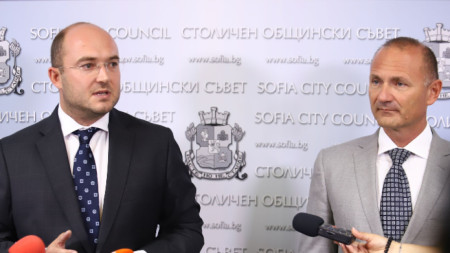 Председателят на Столичния общински съвет Георги Георгиев (вляво) и служебният министър на енергетиката Росен Христов