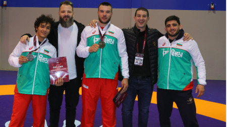 Кирил Милов (в средата) спечели златен медал в Будапеща, а Едмонд Назарян (вляво) взе сребро.