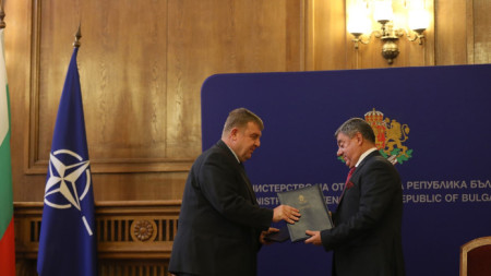 Министър Кракачанов и изпълнителният директор на фирма „Самел – 90“ Петър Георгиев .