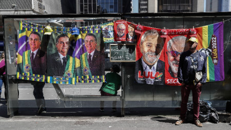 Кърпи с лика на кандидатите за президент на Бразилия се продават в Сао Пауло, 23 септември 2022 г.