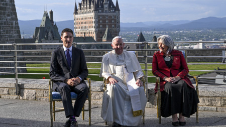Джъстин Трюдо и папа Франциск с генерал-губернатора на Канада Мери Саймън в Квебек сити, 27 юли 2022 г.