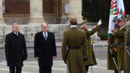 Британският държавен секретар по отбраната Бен Уолъс (вдясно) и унгарският министър на отбраната Тибор Бенкьо приемат почетния караул в Будапеща, 31 януари 2022 г.
