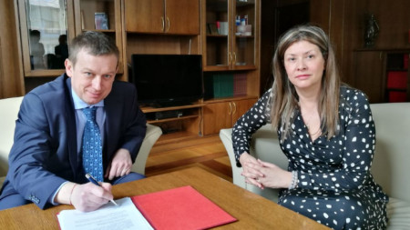 Алексей Трифонов подписва акта за встъпване в длъжност в присъствието на председателката на Софийския апелативен съд Даниела Дончева.