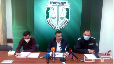 От ляво на дясно: прокурорите Щелиян Димитров и Георги Чинев, както и началникът на регионалната дирекция 