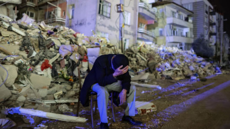 Мъж стои до развалини в Хатай, Турция, след новия трус, 20 февруари 2023 г.