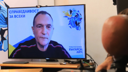 В централата на „Българско лято“ на столичната ул. „Московска“ 43 се проведе пресконференция на Борил Соколов, на която Васил Божков се включи на живо през платформата Zoom. 