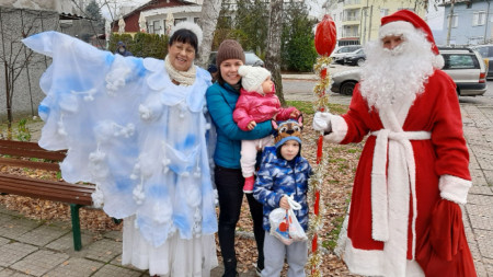 Руските Дядо Мраз и Баба Зима раздадоха лакомства на деца в Кърджали