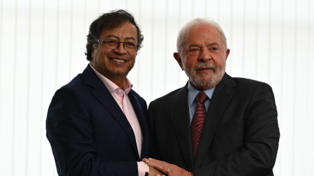 Президентът на Бразилия Луис Инасио Лула да Силва (вдясно) разговаря с президента на Колумбия Густаво Петро (вляво) в двореца Итамарати, Бразилия,2 януари 2023 г.