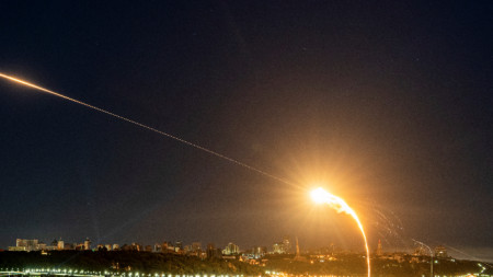 Стрелба на украинската противовъздушна отбрана в небето на Киев по руски дронове камикадзе 