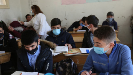 Ученици в училище в Дамаск, медицинска сестра измерва температурата им във връзка с пандемията от коронавирус - 29 март 2021 г.