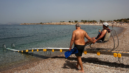 Туристите в неравностойно положение в Гърция имат осигурен достъп до плажовете. 