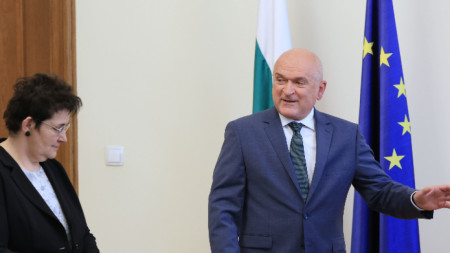 Служебният заместник министър-председател и министър на финансите Людмила Петкова и служебният премиер Димитър Главчев.