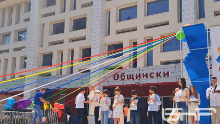 Пред Общинския театър няколко часа продължи празничната програма с участието на стотици деца.