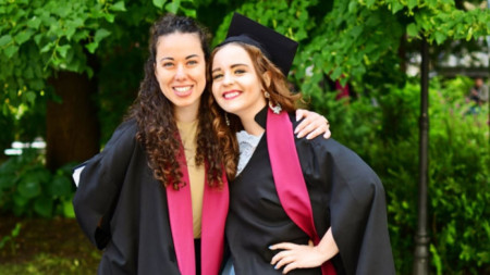 Елмира и Ангелина се дипломираха с усмивки