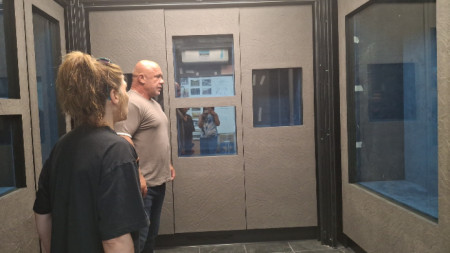 Кметът на Тополовград Божин Божинов инспектира работата по трезорната зала в музея.
