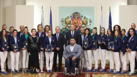 Президентът Румен Радев с наградените спортисти и ръководители.