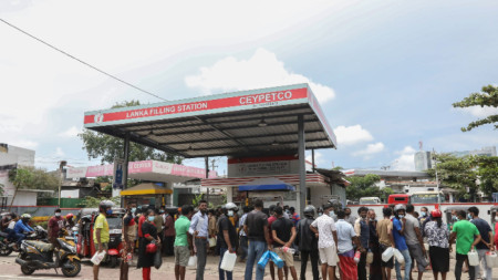Опашка на бензиностанция в столицата на Шри Ланка Коломбо