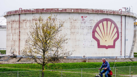 Нидерландското правителство е неприятно изненадано след като енергийният гигант Shell
