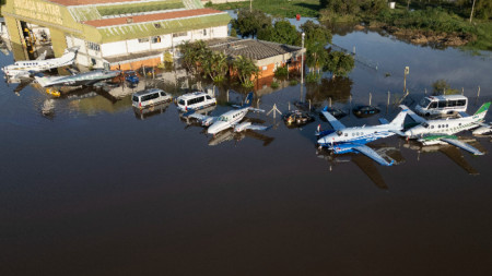 Наводненото летище в Порто Алегре.