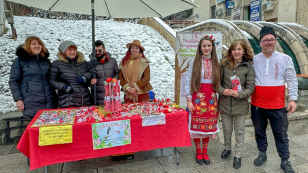 Инициативата - Баба Марта бързала, мартенички вързала във Велико Търново