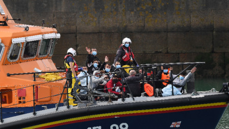 Спасителен кораб с мигранти край бреговете на Дувър, Великобритания - август 2020 г.