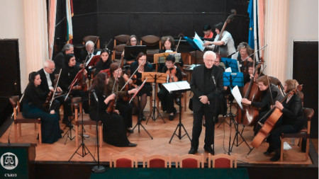Струнният оркестър при Съюза на юристите в България с диригент Веселин Байчев
