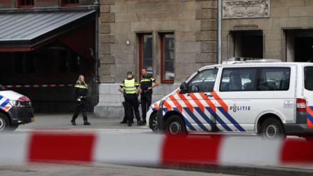 Полиция блокира района на централната гара на Амстердам след инцидента.