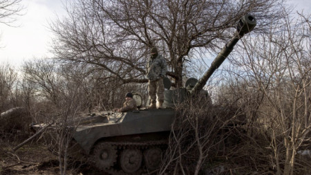 Украински военни на самоходна гаубица 