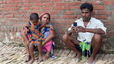 35-годишната майка на 5 деца Аша Деви живее със съпруга си с в едностайна къща в селище в Утар Прадеш.