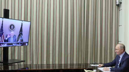 Руският президент Владимир Путин провежда разговора с президента на САЩ Джо Байдън чрез видеоконферентна връзка от резиденцията Бочаров Ручей в Сочи, 7 декември 2021 г.