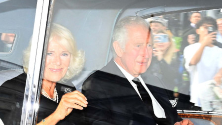Британският крал Чарлз III и кралицата консорт Камила напускат Бъкингамския дворец, Лондон, 9 септември 2022 г.
