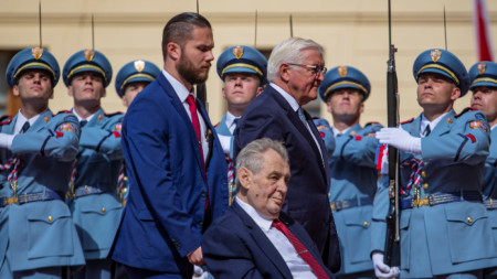Чешкият президент Милош Земан посреща германския си колега Фран Валтер-Щайнмайер в количка - Прага, 26 август 2021