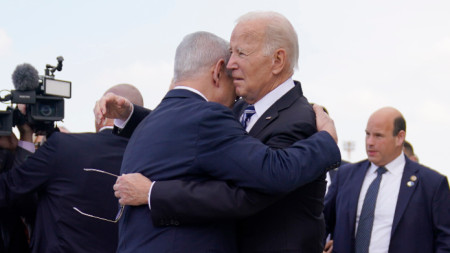 Президентът на САЩ Джо Байдън е посрещнат от израелския премиер Бенямин Нетаняху при пристигането му на международното летище 
