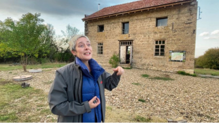 Ива Таралежкова пред Старата мелница, превърната в културен и образователен център