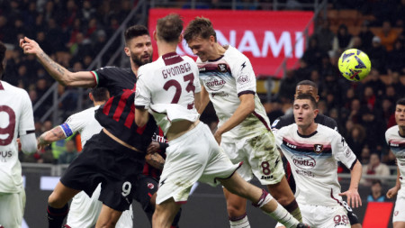 Жир, (в червено-черен екип) открива резултата за Милан.