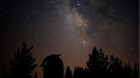 Обсерваторията на Рожен нощем