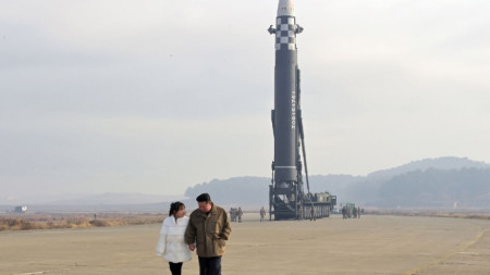 Севернокорейският лидер Ким Чен-ун с дъщеря си на международното летище на Пхенян преди теста на ракетата 